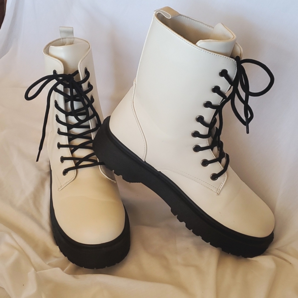 Cute white lace up boots W 8.5